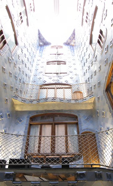 binnenzijde_casa batllo.jpg - Casa Batllo is gebouwd rond een centrale (overdekte) open ruimte.